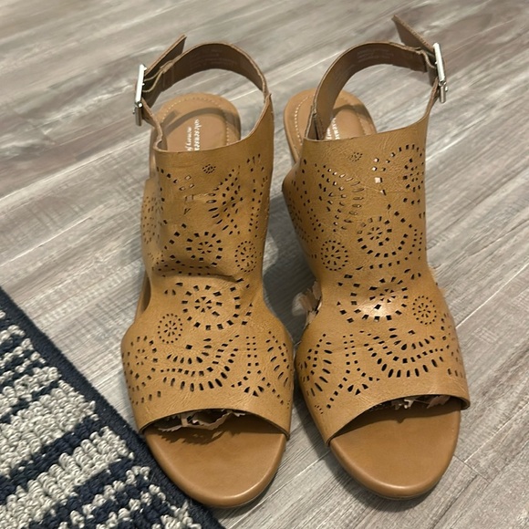 Sole sensibility perforated heeled sandal - Picture 1 of 5